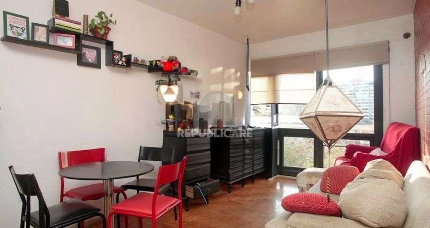 Apartamento semi mobiliado com 2 dormitórios na Sofia Veloso.