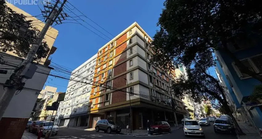 Apartamento à venda no centro histórico com 67m² e 2 dormitórios/quartos disponíveis.