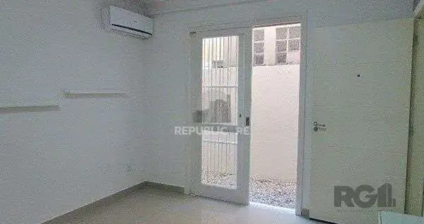 Apartamento com 1 Dormitório e Pátio Privativo no Bairro Petrópolis