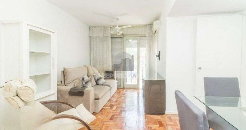 Apartamento de 2 dormitórios com sacada e 1 vaga no Petrópolis.