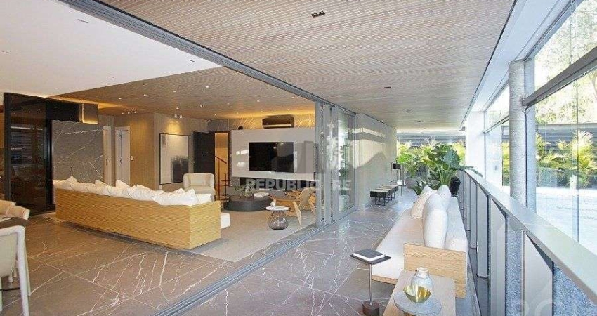 Apartamento para Venda - 230m², 3 dormitórios, sendo 3 suites, 3 vagas - Petrópo