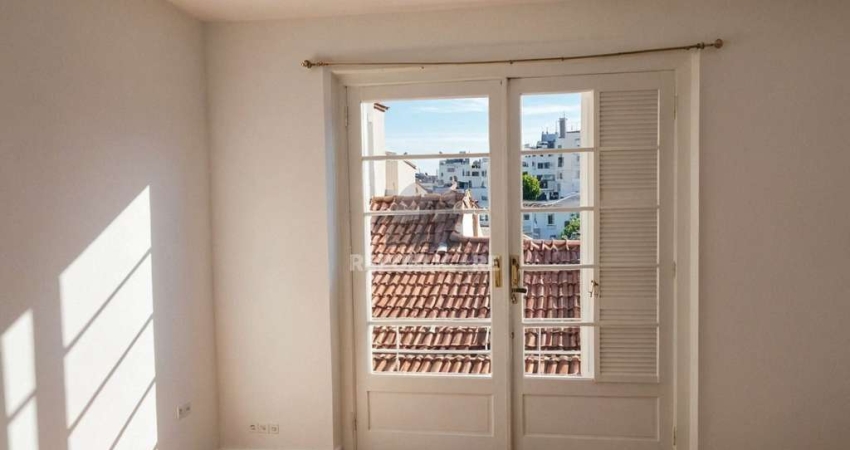Vende-se apartamento com 2 quartos, 76m², sacada e 1 vaga - Auxiliadora