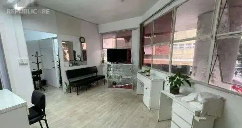 Apartamento à venda no centro histórico com 41 m² e 1 dormitório/quarto disponível.