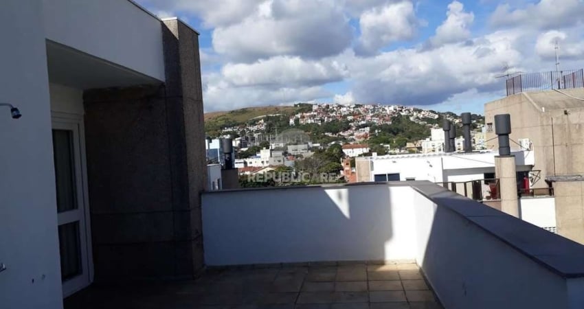 Cobertura com 137m², no Bairro Cristal, de 2 dormitórios, sento uma suíte, ampla