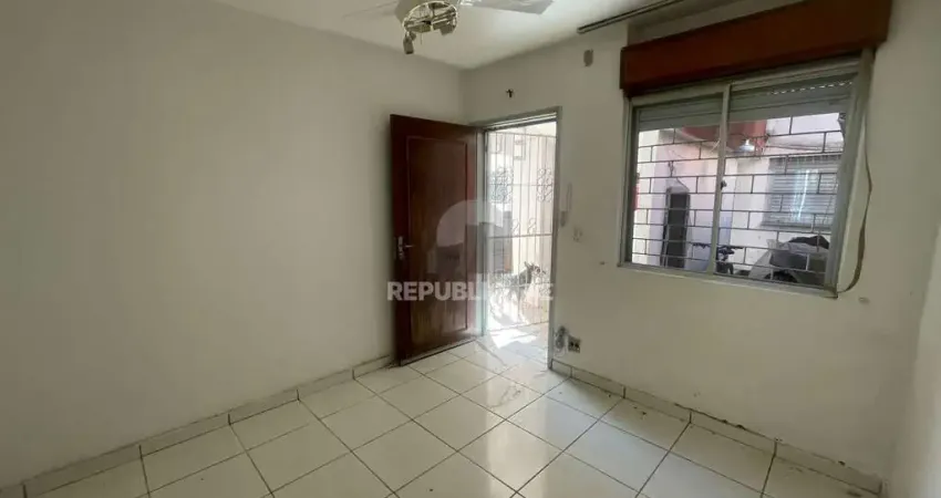 Apartamento térreo com 2 dormitórios no Bairro Parque dos Maias