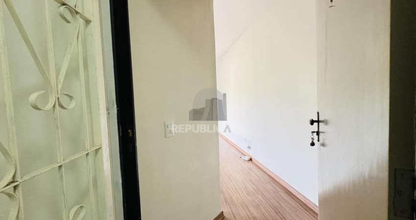 Apartamento com 2 dormitórios, 59m2, localizado no 5º andar, no Bairro Nonoai