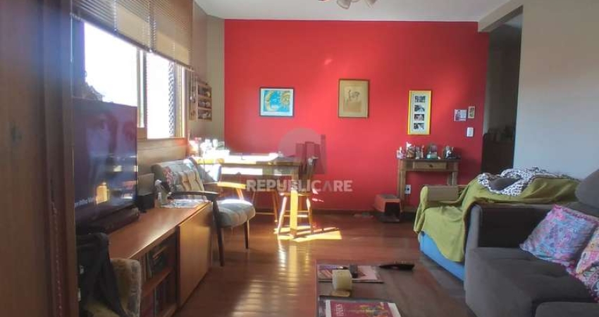 Apartamento 2 dormitórios, lareira, churrasqueira, 2 vagas garagem, no Bairro Tr