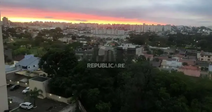 Apartamento com sacada e churrasqueira com 2 quartos e 52m²  privativos no Bairr