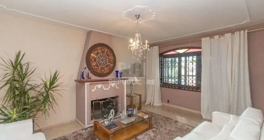 Casa para Venda - 240m², 3 dormitórios, sendo 1 suites, 3 vagas - Partenon