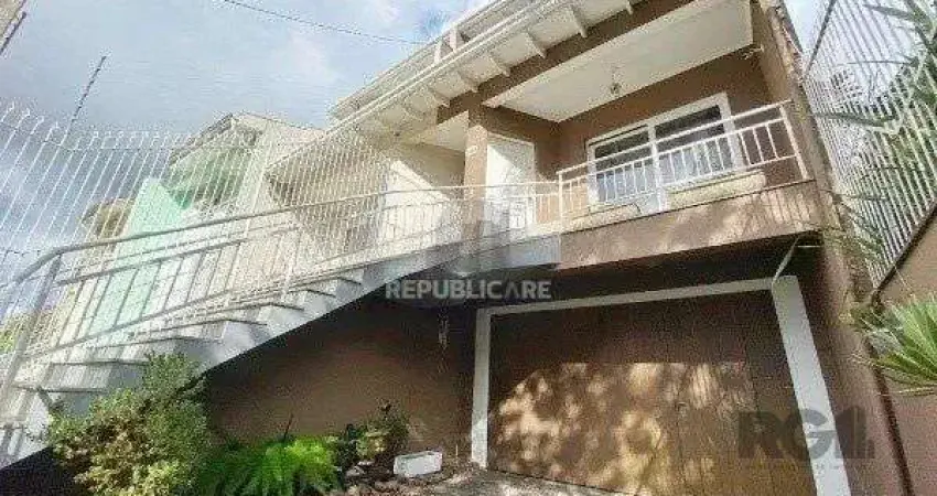 Vende-se belo sobrado com 3 quartos com suíte e 3 vagas cobertas - 182m² - Vila
