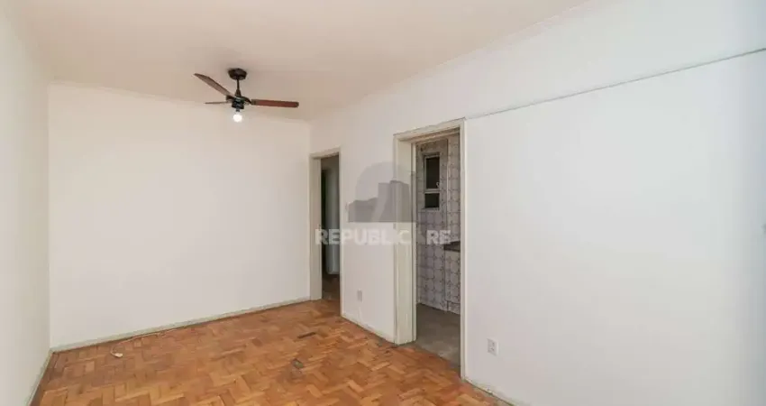 Apartamento de dois quartos com dependência no bairro Rio Branco em Porto Alegre