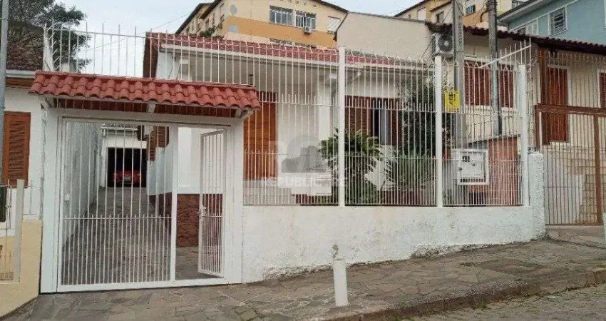 Casa para Venda - 95m², 2 dormitórios, 3 vagas - Teresópolis