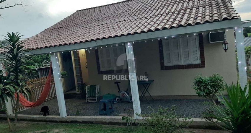 Casa residencial semimobiliada, com 3 quartos, 1 banheiro e 2 vagas de garagem.