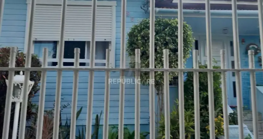 Casa com 3 quartos à venda na Rua São Francisco, 595, Santana, Porto Alegre