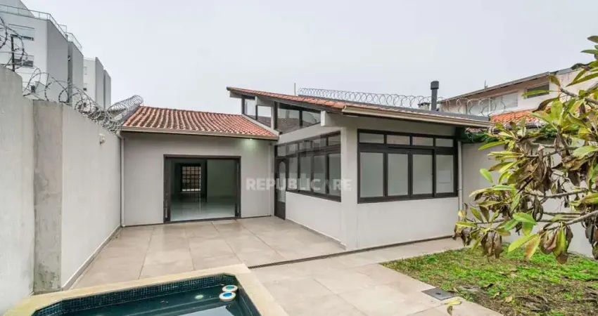 Casa sobrado no bairro Cristal de 3 dormitórios e 3 vagas