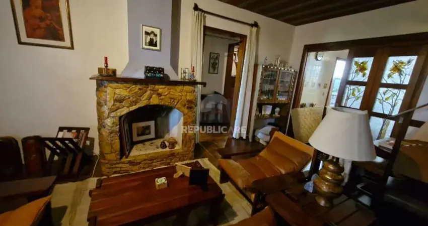 Casa no Bairro Glória, 2 dormitórios, banheiro, 2 garagens, ensolarada e bem ven