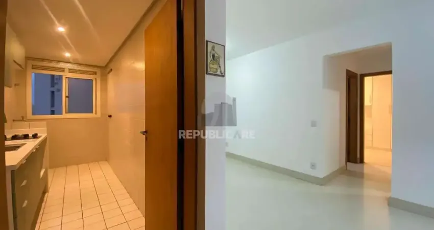 Apartamento Reformado com 2 Dormitórios e Vaga de Garagem na Cidade Baixa