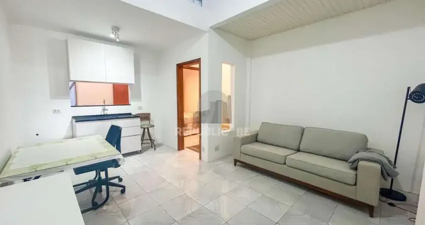 Apartamento de 1 dormitório, suíte ampla, semimobiliado, com pátio privativo no