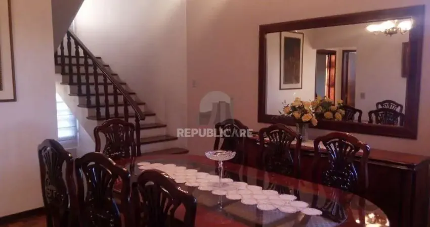 Casa para Venda - 320m², 4 dormitórios, sendo 2 suites, 5 vagas - Santo Antonio