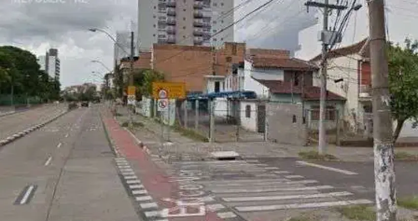 Terreno à venda no bairro azenha, perfeito para novos projetos e investimentos.