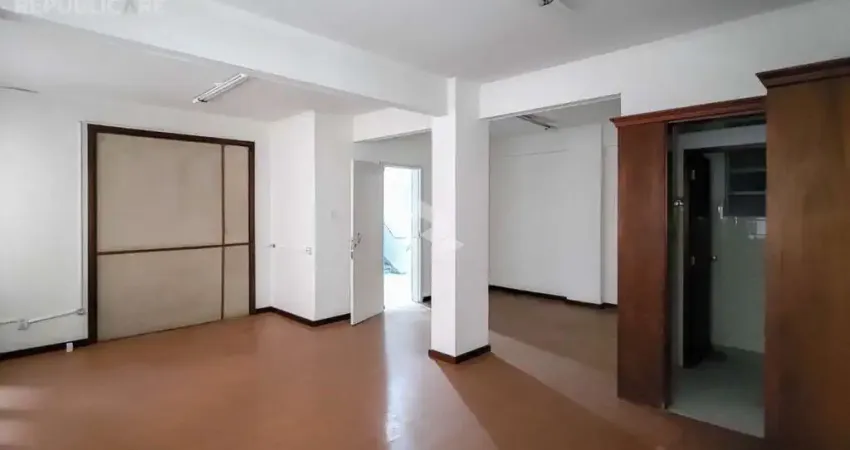 Escritório à venda no centro histórico com 49 m² de área útil disponível.
