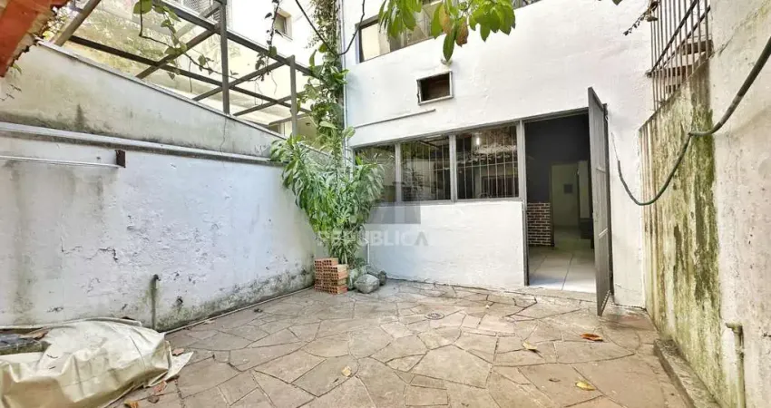 Sala comercial com mezanino e pátio na Cidade Baixa