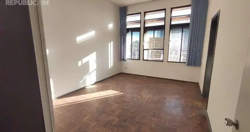Escritório à venda no centro histórico com 61m² de área útil disponível.
