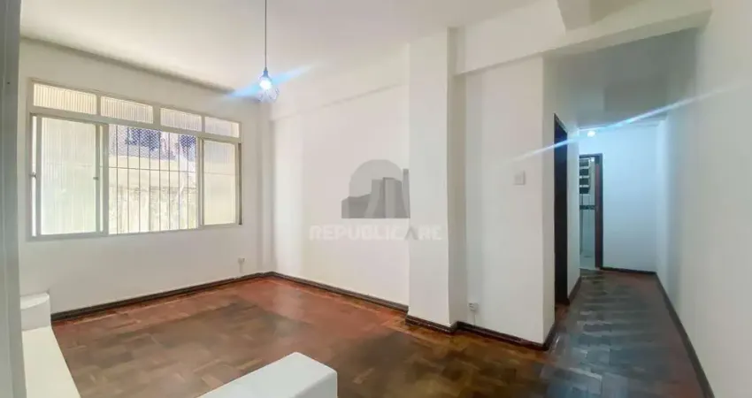 Apartamento térreo com pátio privativo, 2 dormitórios na Av. Riachuelo