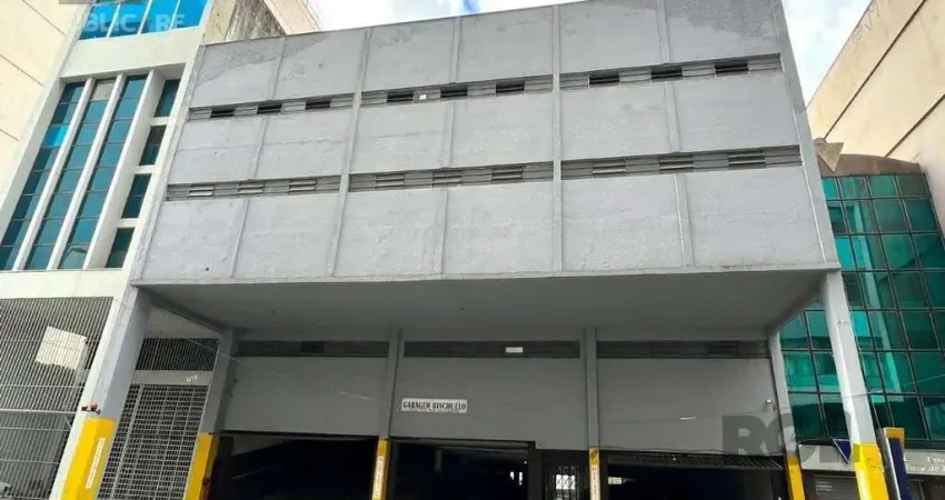 Garagem à venda no centro histórico com área útil disponível para compra
