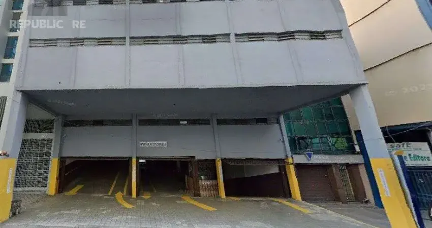 Garagem à venda no centro histórico com 10m² de área útil disponível