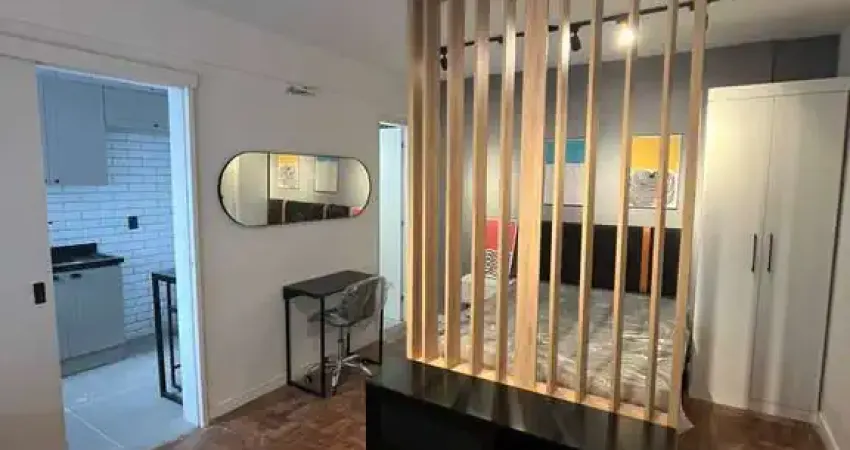 Apartamento à venda no centro histórico com 31m² e 1 dormitório/quarto disponível.