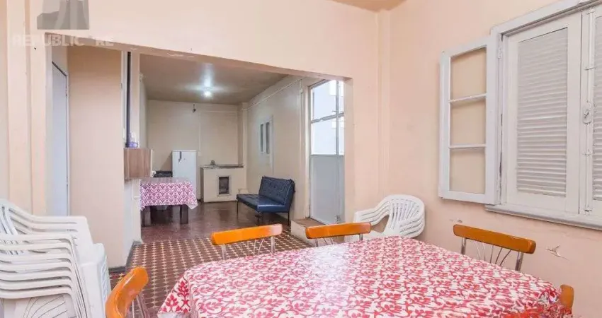 Apartamento à venda no centro histórico com 57m² e 2 dormitórios/quartos.