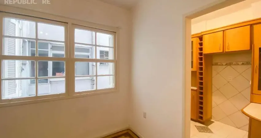 Apartamento para alugar no centro histórico - 60m² com 2 dormitórios/quartos disponíveis.