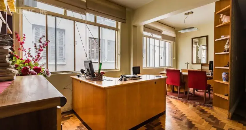 Apartamento à venda no centro histórico com 37 m² e 1 dormitório/quartos disponíveis.