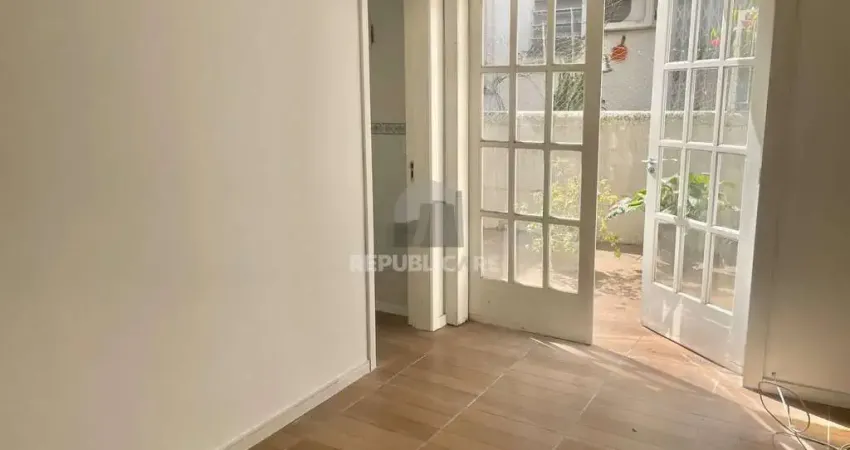 Apartamento à venda no bairro menino deus com 74 m² e 2 dormitórios/quartos.