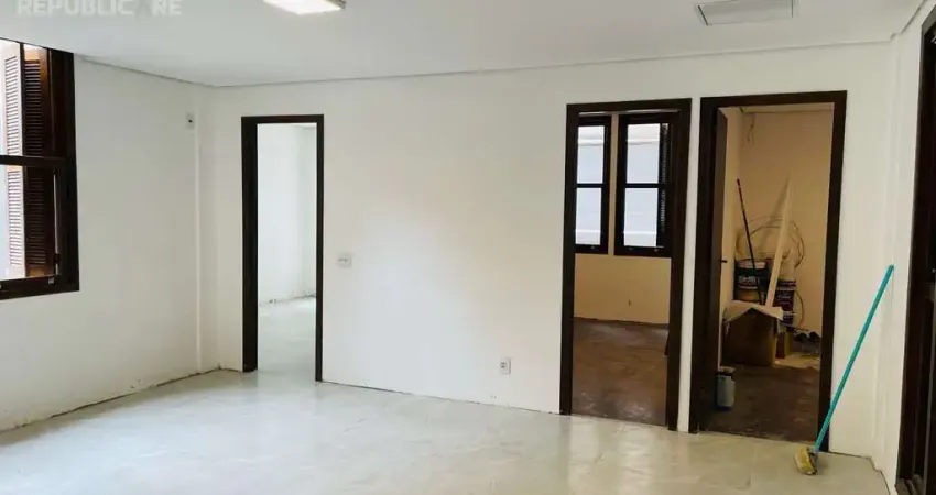 Casa residencial à venda no centro com 3 dormitórios e 106 m² de área útil.