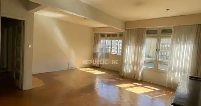 Apartamento à venda no centro histórico com 95 m² e 2 dormitórios/quartos disponível.