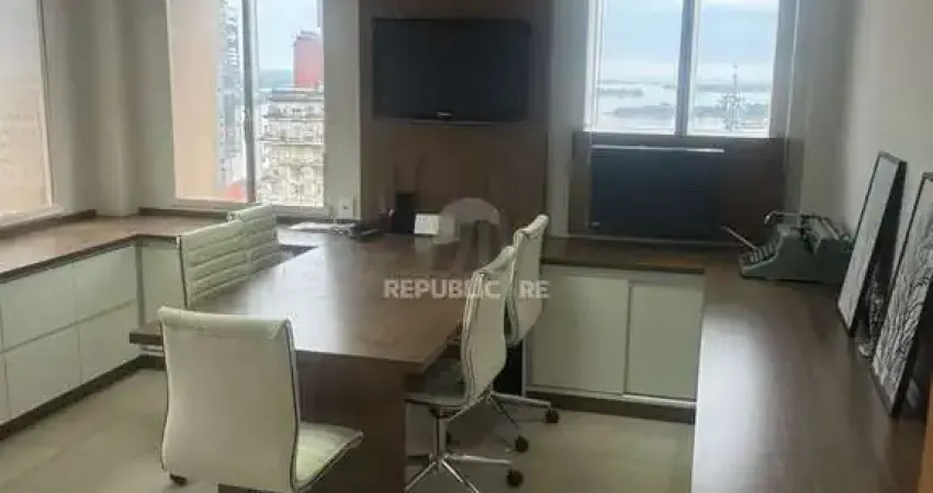 Escritório à venda no centro histórico com 62 m² de área útil disponível.