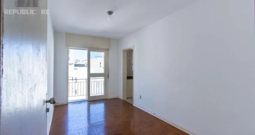 Apartamento à venda no centro histórico com 44m² e 1 dormitório/quarto disponível.