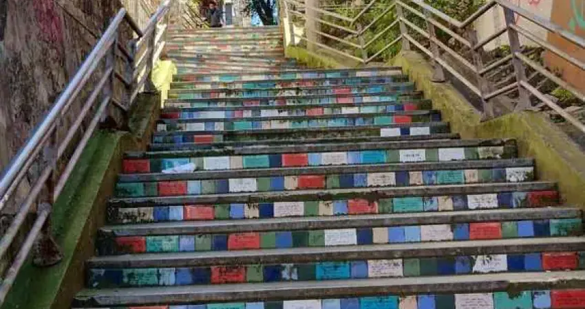 Apartamento à venda no centro histórico com 47m² e 2 dormitórios/quartos disponíveis.