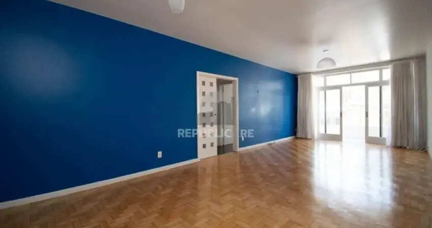 Apartamento à venda no centro histórico - 148 m² com 3 dormitórios/quartos disponíveis.