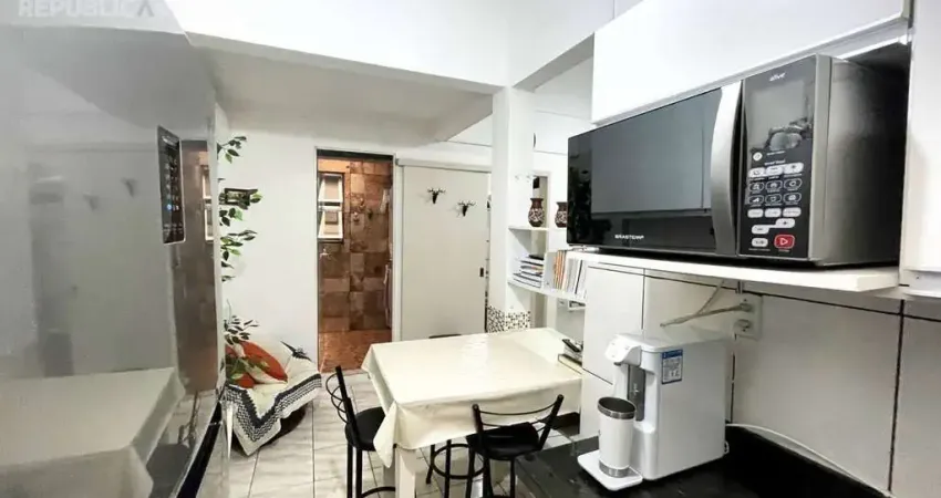 Apartamento à venda no centro histórico com 40 m² e 1 dormitório/quarto disponível.
