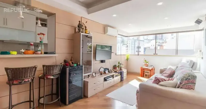 Apartamento à venda no bairro menino deus com 77 m² e 2 dormitórios/quartos.