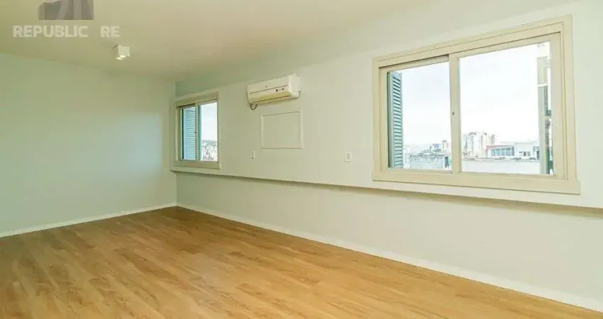 Apartamento à venda no centro histórico com 30m² e 1 dormitório/quarto disponível.