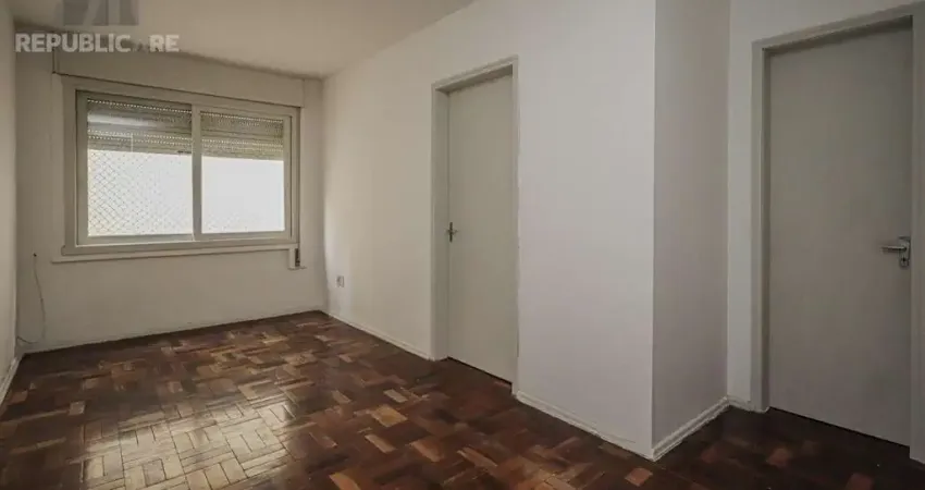 Apartamento à venda no centro histórico com 42 m² e 1 dormitório/quarto disponível.