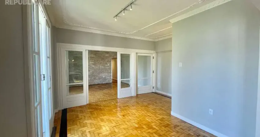 Apartamento à venda no centro histórico com 151m² e 3 dormitórios/quartos disponíveis.