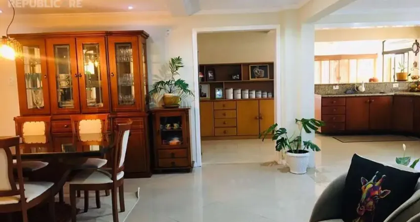 Casa residencial à venda no Centro com 314 m² e 3 dormitórios/quartos disponíveis.