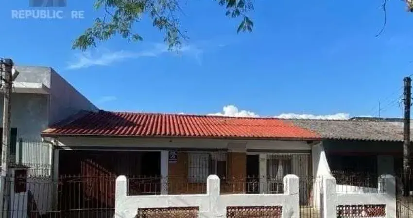 Casa residencial à venda no bairro Restinga com 100 m² e 3 dormitórios/quartos.
