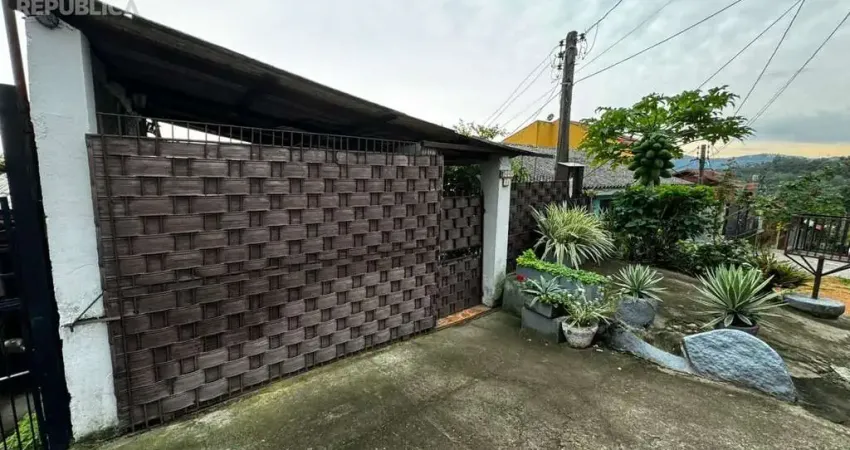 Casa residencial à venda no bairro Tristeza com 110m² e 3 dormitórios/quartos.