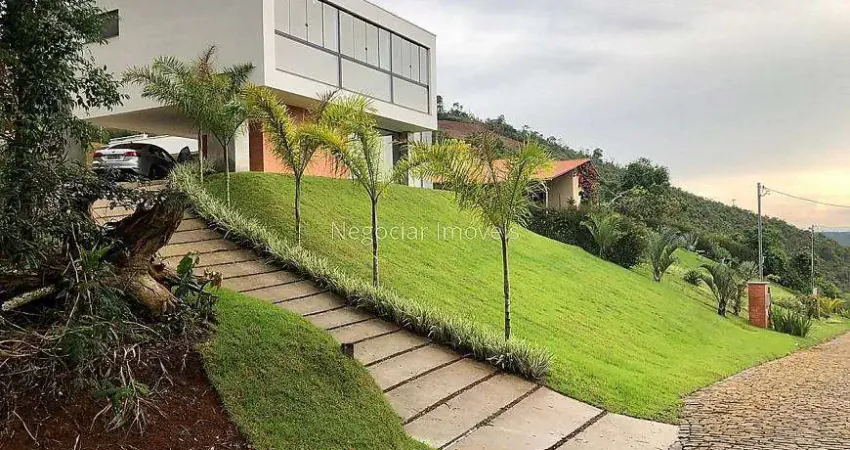 Linda casa de 3 quartos no condomínio Estrada Real!